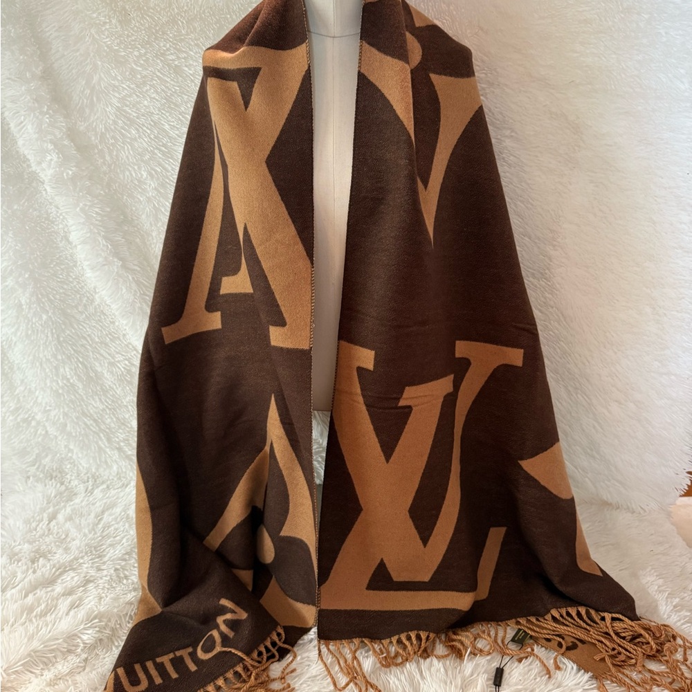 Louis Vuitton Cashmere Scarf/Shawl - Picture 2 of 8